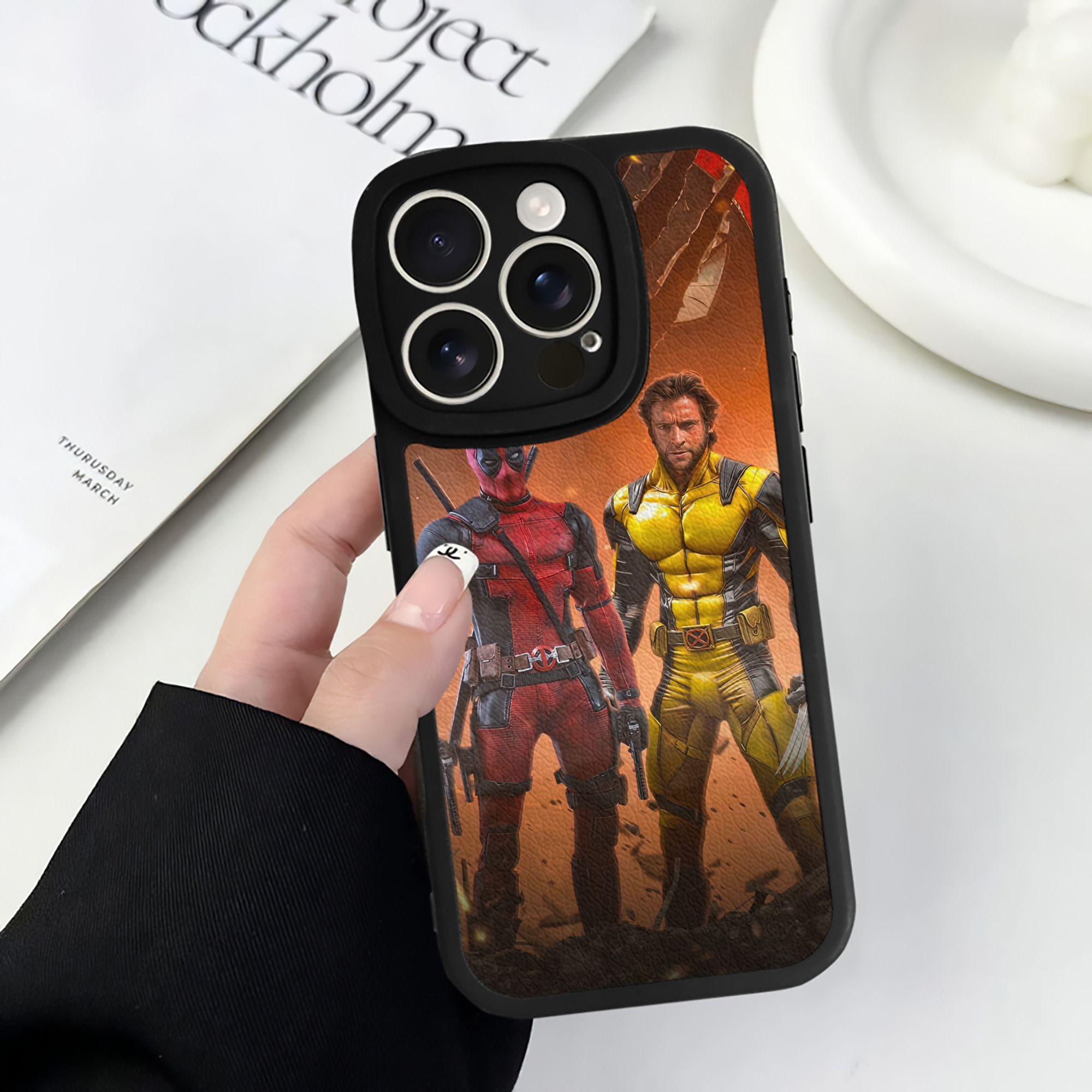 （画像用） Deadpool デッドプール 【iPhone 16シリーズ対応】シリコンスマホケース（レザー調） 材質：シリコン